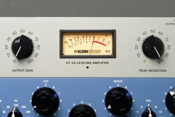 Close-up of a vintage KT-2A leveling amplifier with meter and knobs.